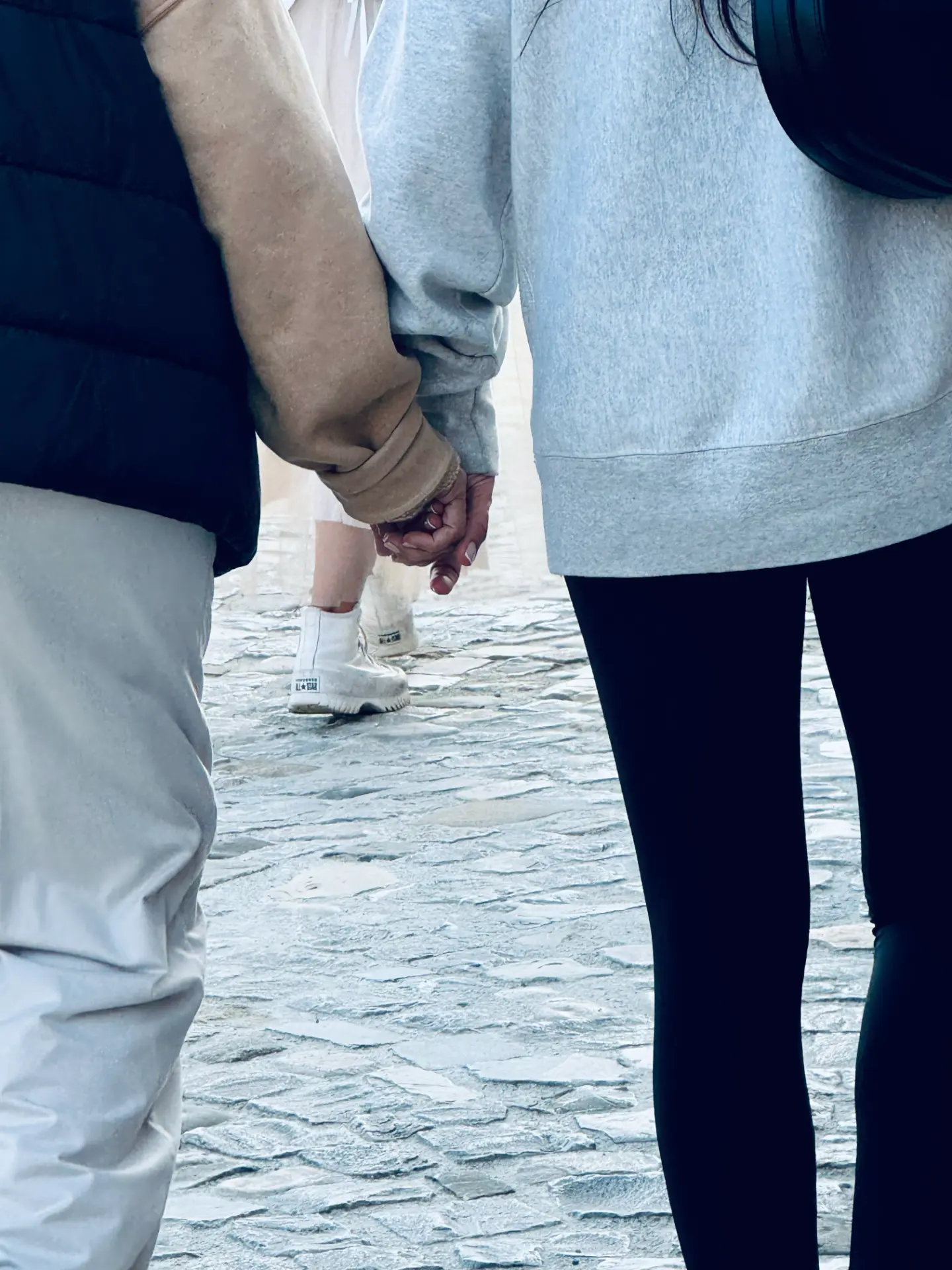 To mennesker som holder hender mens de går sammen
